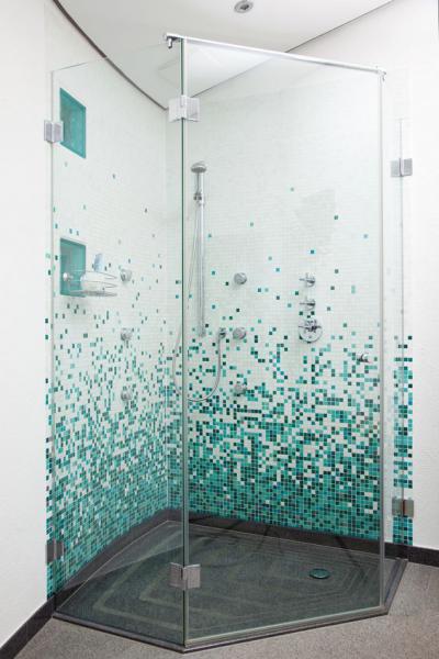 Fünfeckdusche mit Drehtür Echtglas