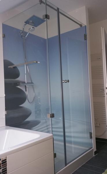 moderne Duschkabine an Badewanne mit Handtuchhalter und Stabilisator