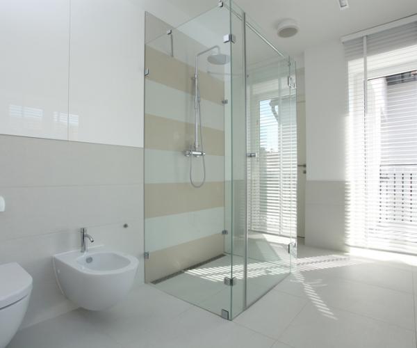 U-Dusche mit Festteil und Seitenwand