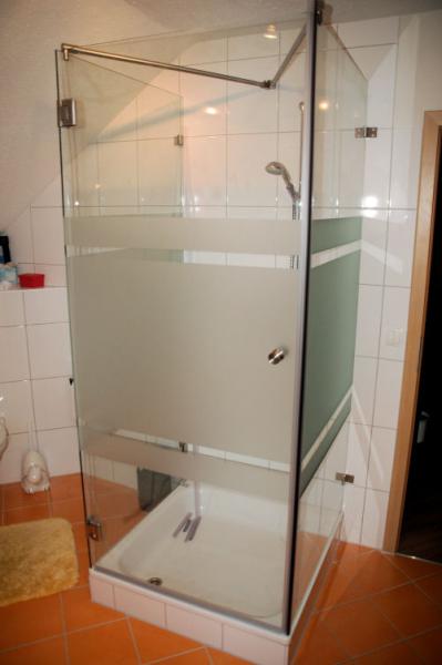 U-Kabine mit Stabilisierung und Teil Milchglas