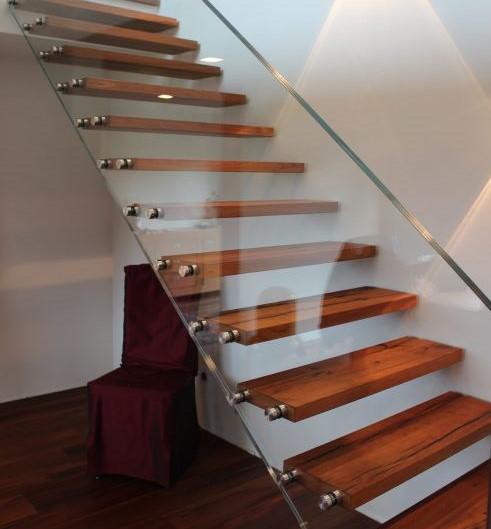 Glasgelaender-mit-Punkthalter-an-Holztreppen.jpg