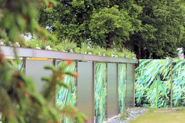 Blickfang im Garten mit Edelstahl und bedrucktem Glas