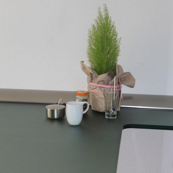 Glas-Arbeitsplatte in kundenindividueller Form mit sauber polierten Kanten